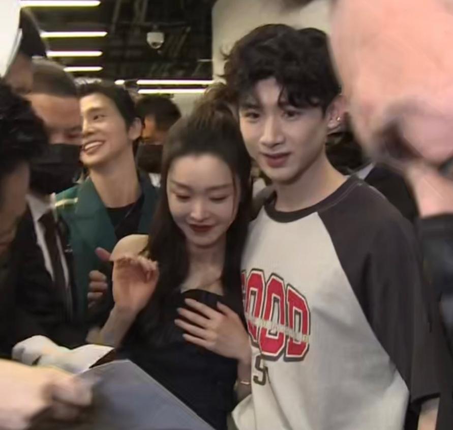 白敬亭宋轶扫楼情侣装图片,白敬亭宋轶扫楼拍照换玩偶