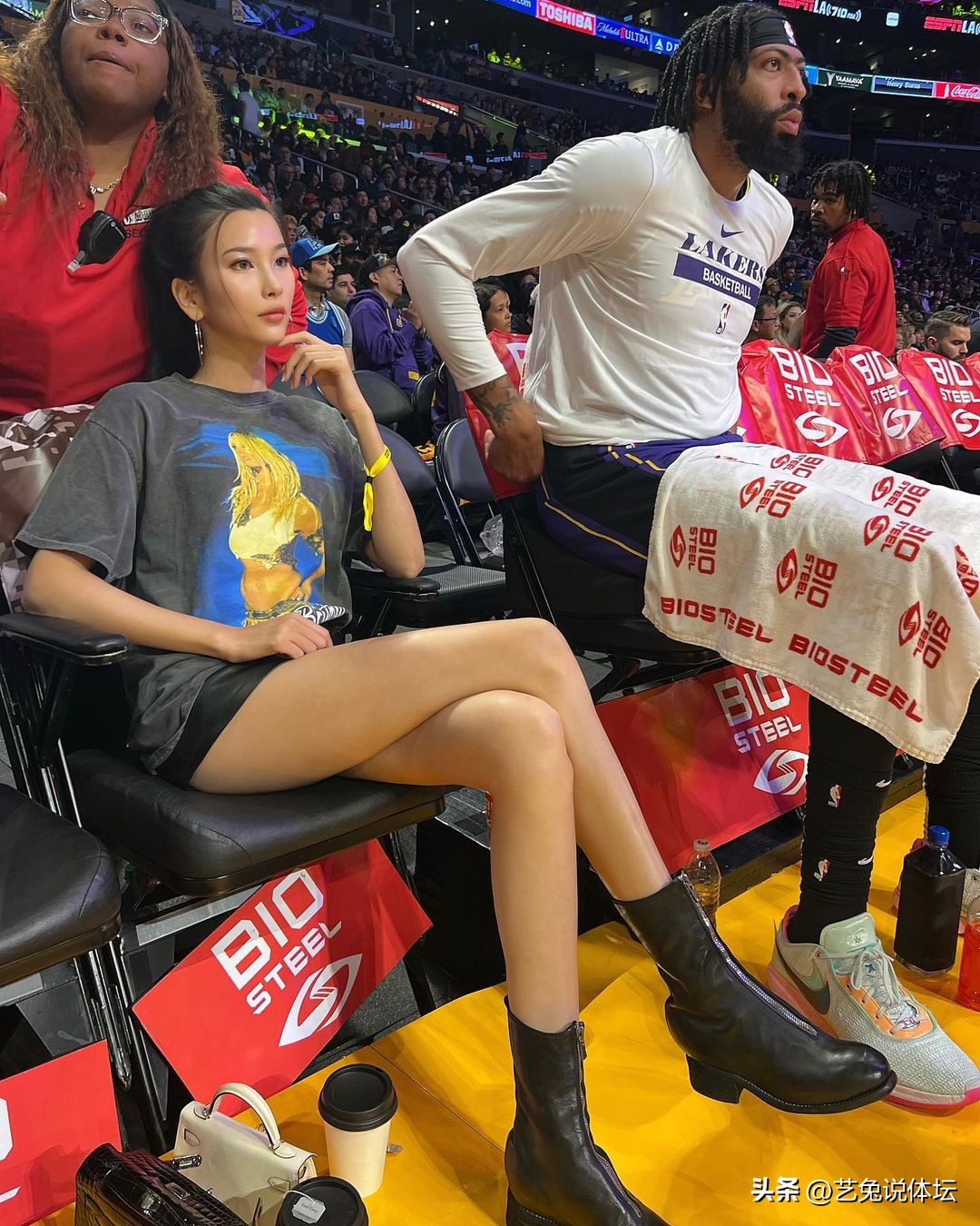 詹姆斯身边的背锅侠,湖人詹姆斯身后的美女