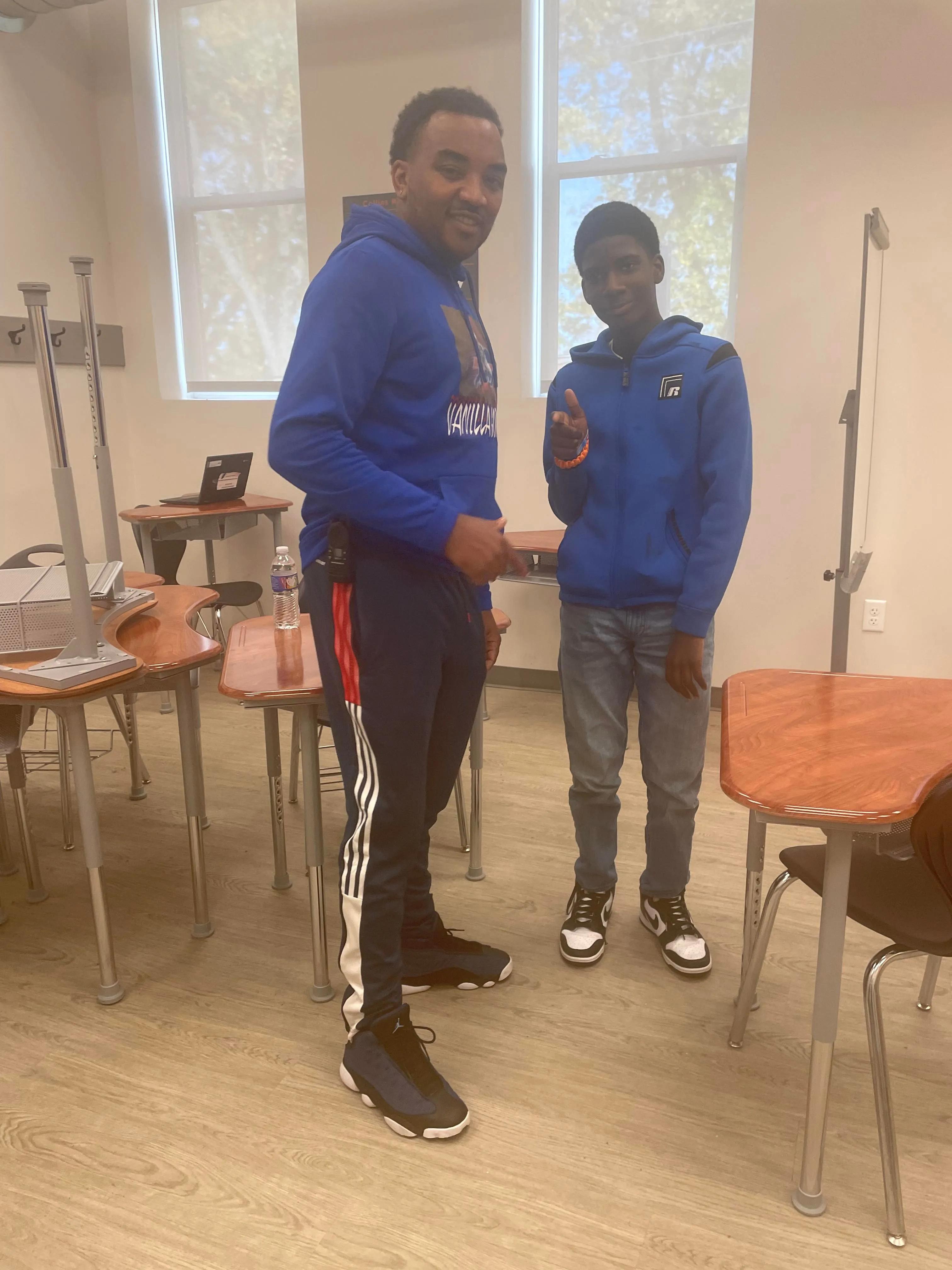 不忍同学因鞋旧遭取笑12岁男孩赠予新鞋