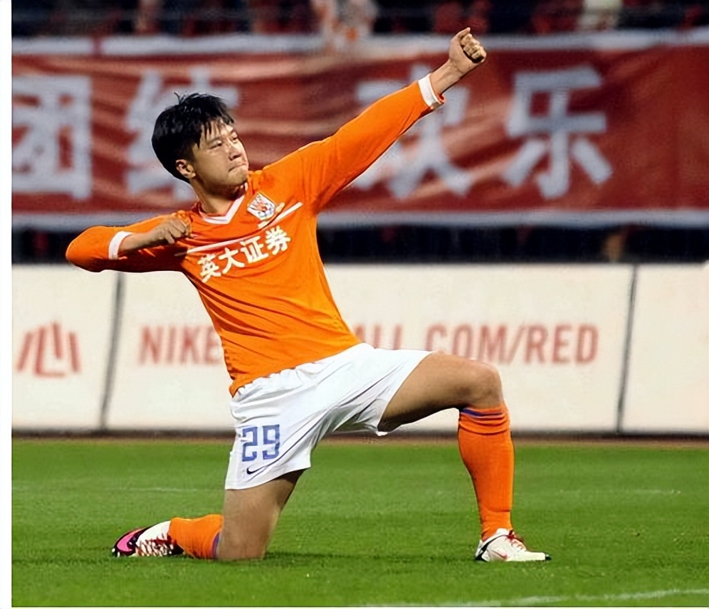 邓公一生钟爱足球，晚年邀球王访华遭拒绝，扬言：不给三个亿不去