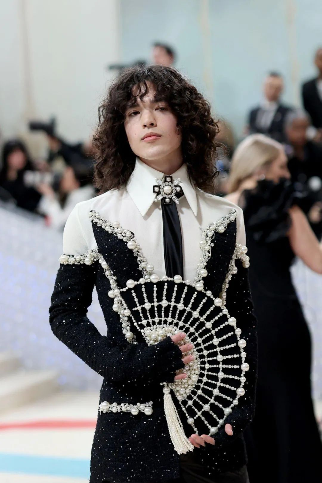 拖把头、海底生化人穿搭，美国这最受瞩目的一夜，如“群魔乱舞”