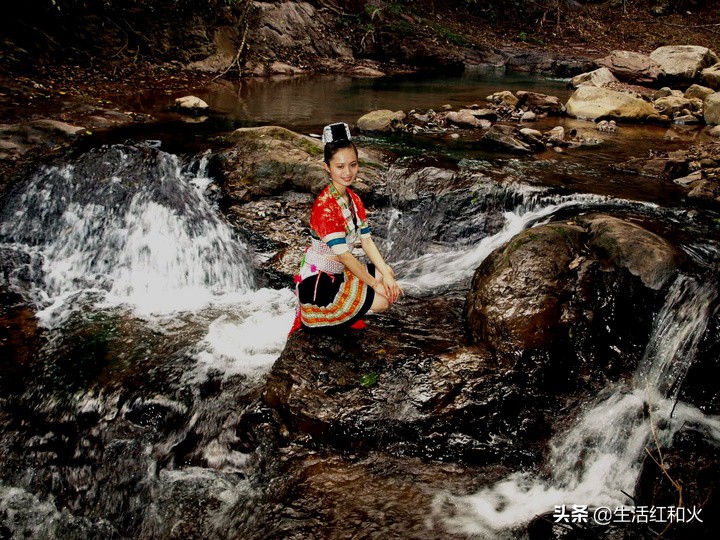 走在乡间的小路上三角梅很漂亮,走在乡间的小路上德宏傣族五重唱