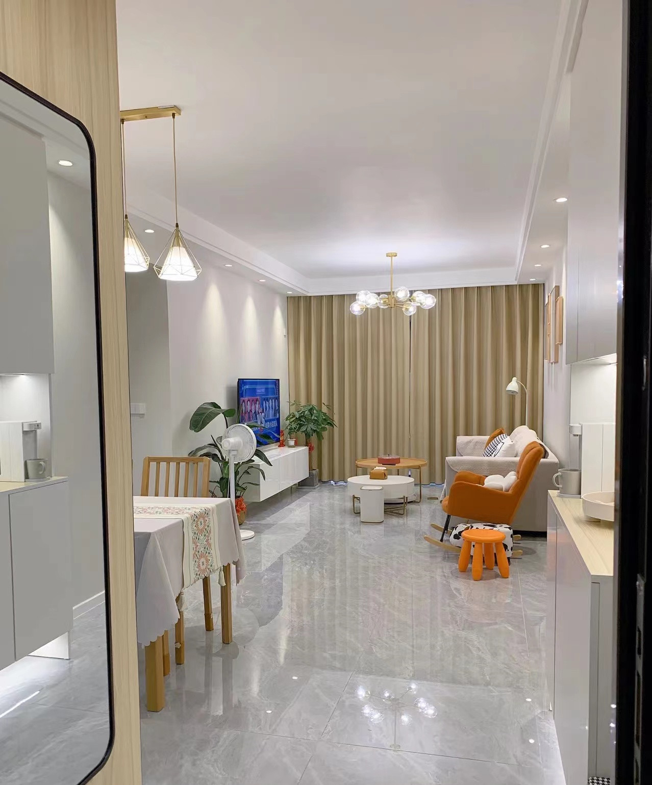 小户型进门鞋柜装修效果图大全,极简老房进门鞋柜简单大气