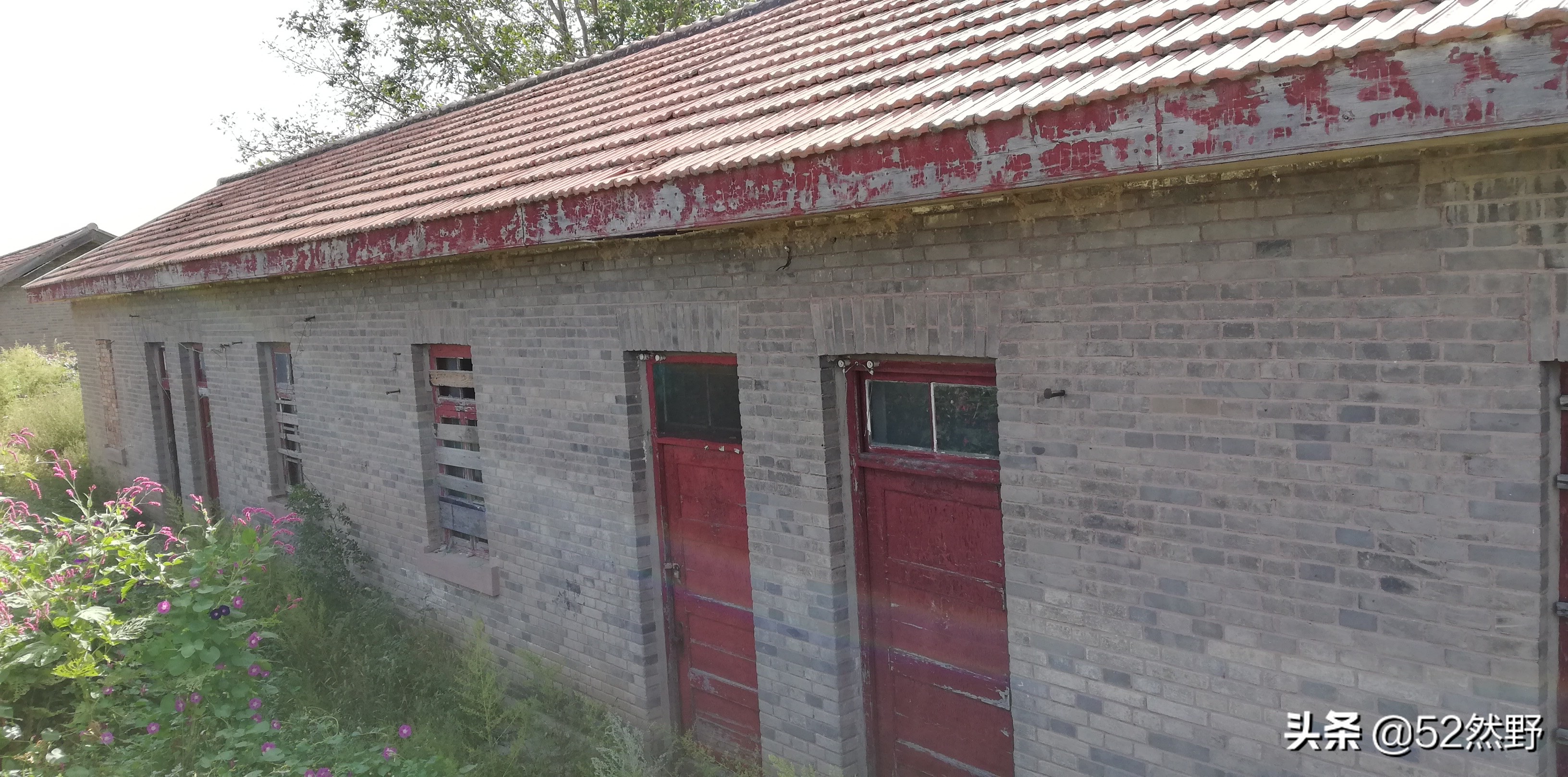 用脚踩出脚印,脚印在地上