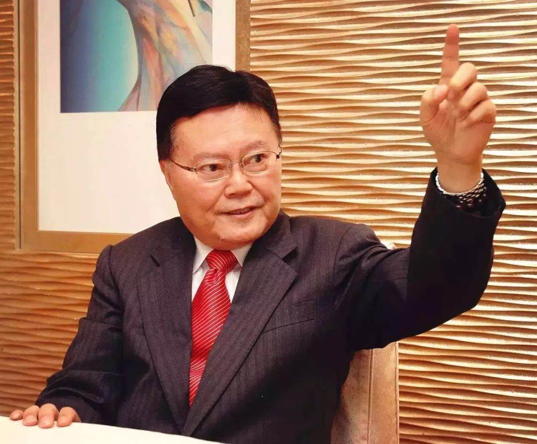 他曾是裁缝，月薪300元，逆袭成香港富豪，儿媳身家500亿，凭啥