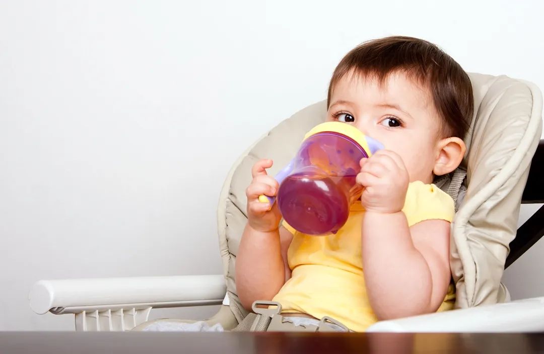 如何正确选择奶瓶和水杯,儿童水杯奶瓶推荐哪种