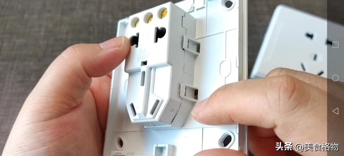 墙上插座松动处理小视频,插座松动怎么防止脱落