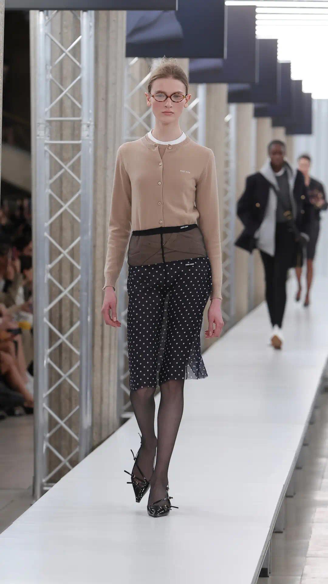 董洁黄色裙子黑色裤子,董洁穿钻石短裤引热议