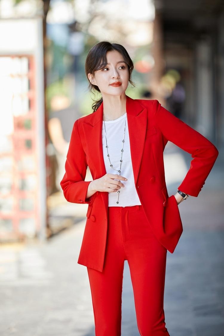 左小青最美的穿搭图西服,左小青黑色吊带裙白西装