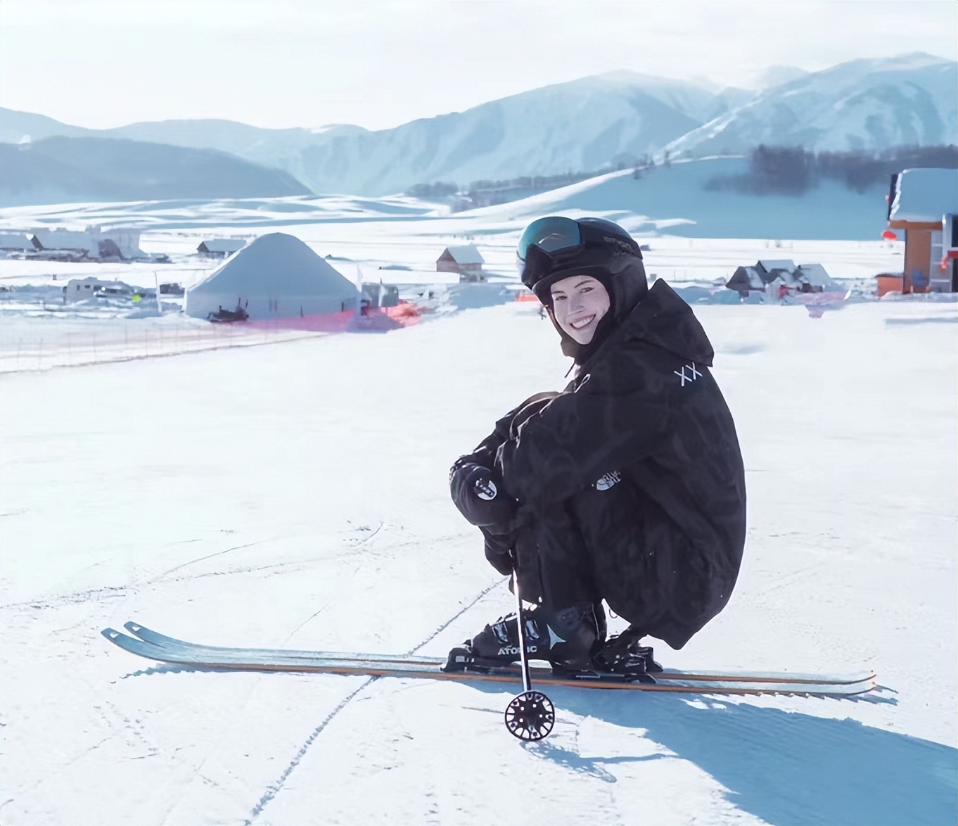 超模何穗秀美图,何穗身穿复古泳装大秀骨感身材