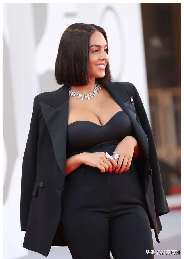 c罗女友乔治娜身价,c罗女友乔治娜晒与4个孩子合影