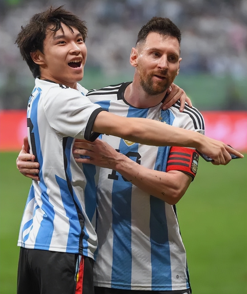 球迷冲进球场拥抱梅西被摁倒在地,冲球场抱梅西的球迷处理结果