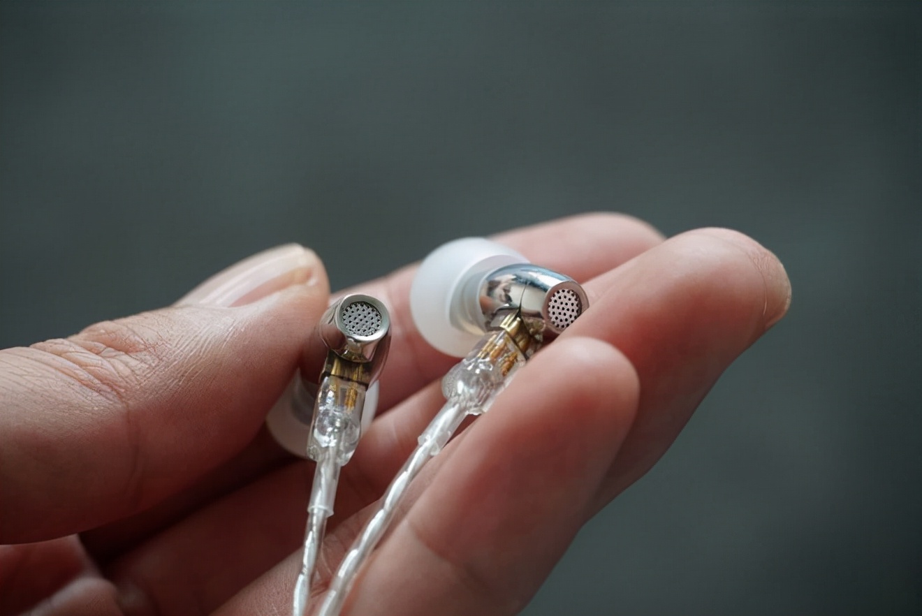 面对微型有线耳机的音质，我手里60个真无线全部投降