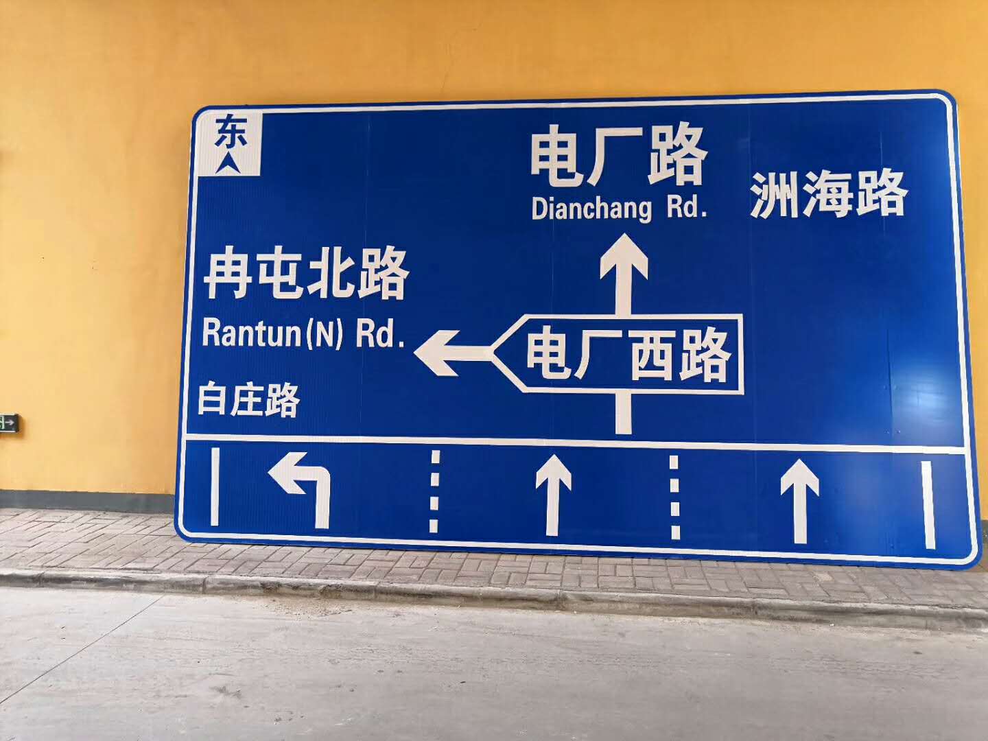 图中圈内两条白色虚线是什么标线,为什么有些路段的白色虚线会加宽