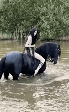 “老婆出差在宾馆给我发照片，桌子上那个是胶水吗？”哈哈哈哈