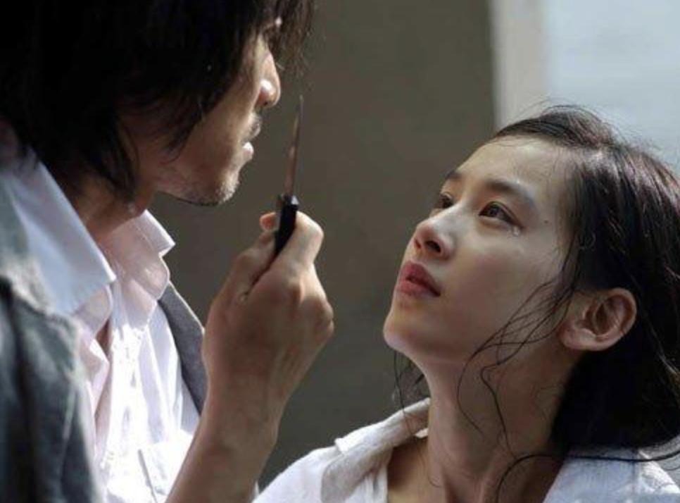 黑丝、抱胸、裸身，娱乐圈没被扒出的“*裤底**”，全在时尚周暴露了