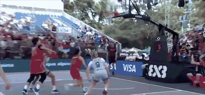 心疼！女篮北大后卫膝盖重伤，忍着疼痛打二次受创，被队友背下场