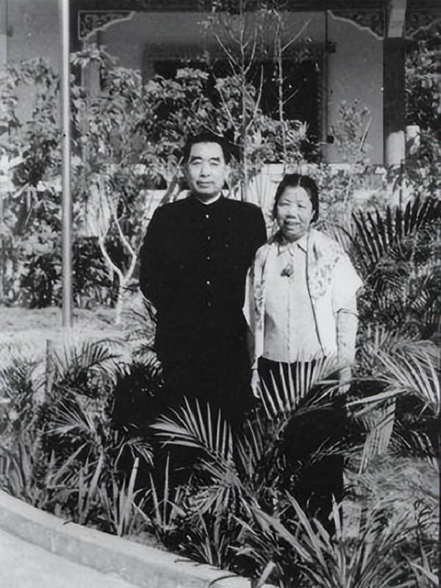 与周总理假扮“革命夫妻”，1976年得知总理去世，她哭晕在大堂