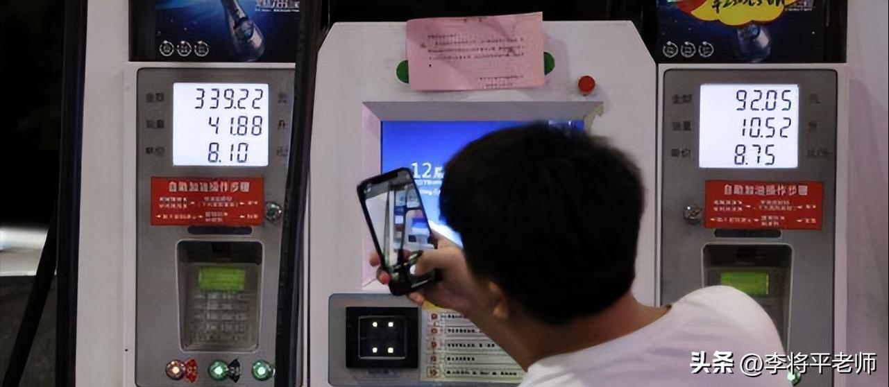 倒水打伞贴报纸,新能源车的天幕玻璃为何这么坑?车企:省钱啊