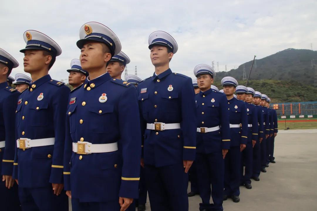 新消防员队列训练,消防员阳光下队列训练