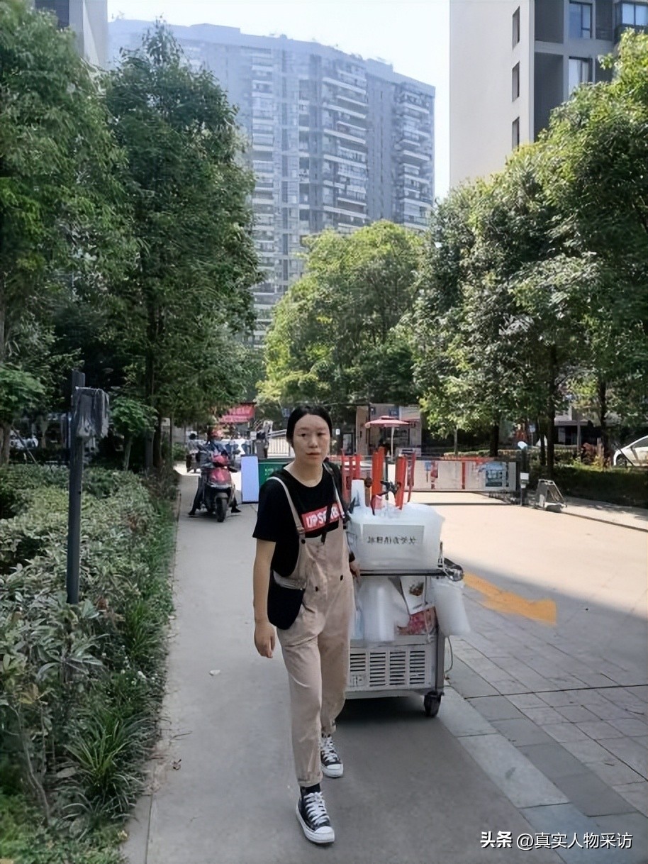 我,离异后摆地摊还债,意外被小15岁小伙追求,开启人生第二春