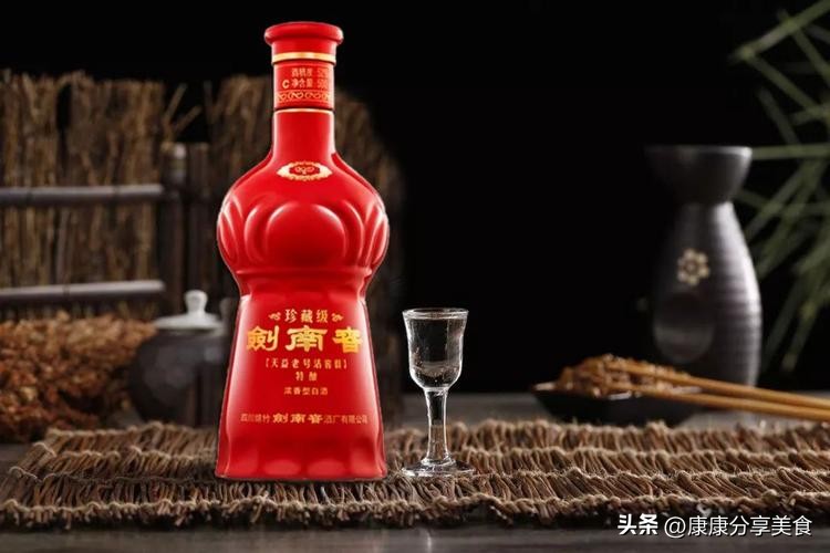 四川酒桌怪状：五粮液剑南春上不了桌，这3款“廉价酒”却成主角