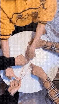 狗子看猫咪很轻松地就上去了，也学着来，结果把猫咪的窝给砸了