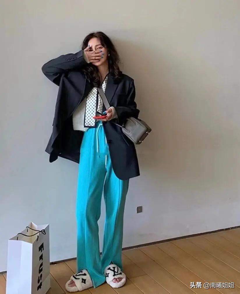 今年很流行长短搭配跟着穿很时髦,今年最不流行的穿搭