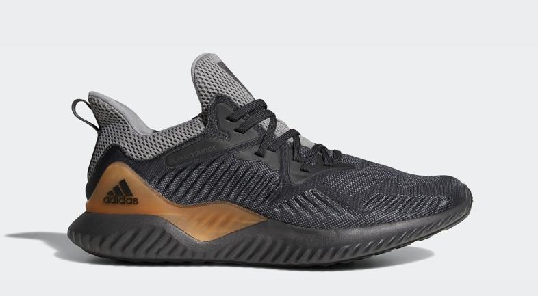 安踏与阿迪耐克的差距在哪里,阿迪达斯为什么被耐克反超