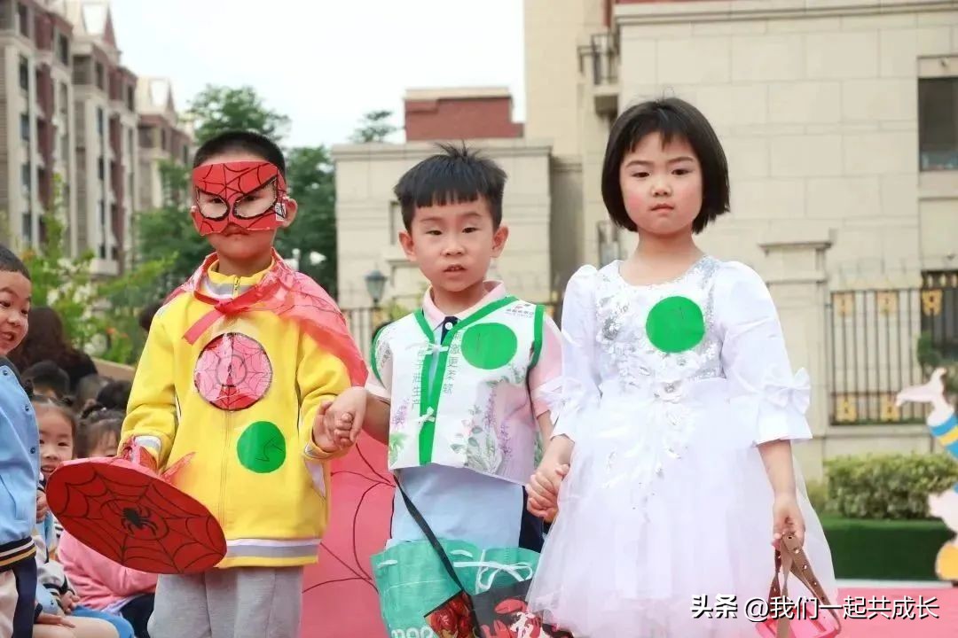 六一幼儿园全班环保t台时装秀,六一儿童节自制环保衣服详细教程