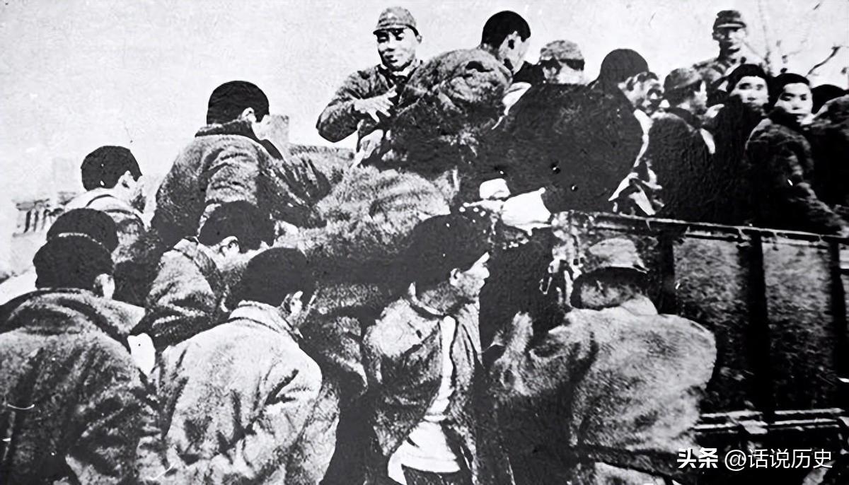 变态的纳粹德国,*光脱**犹太人女人衣服,集体*杀屠**!