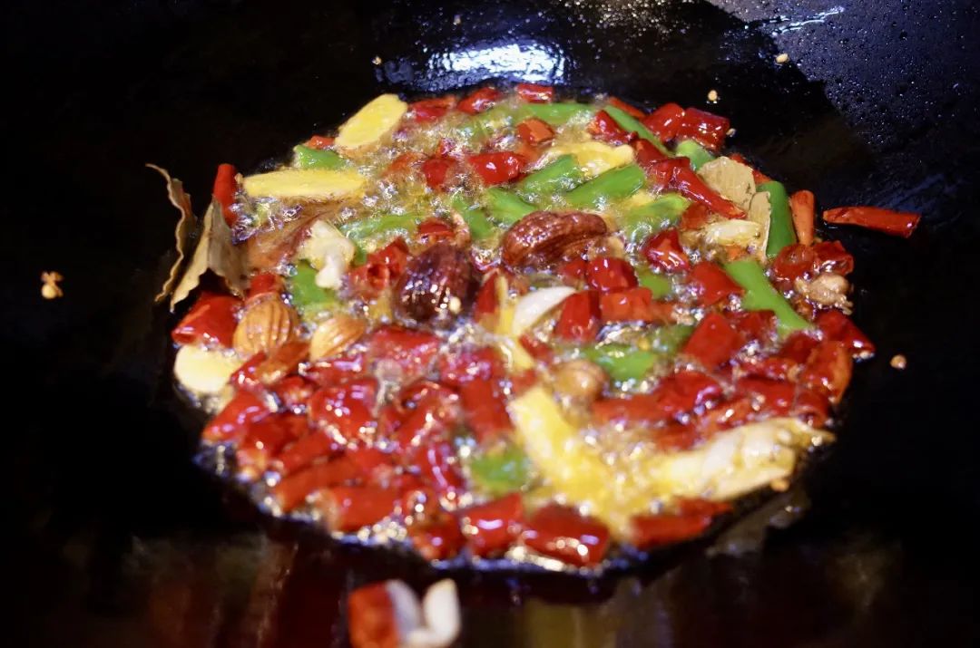 终于炒出了两锅会说自贡话的兔儿