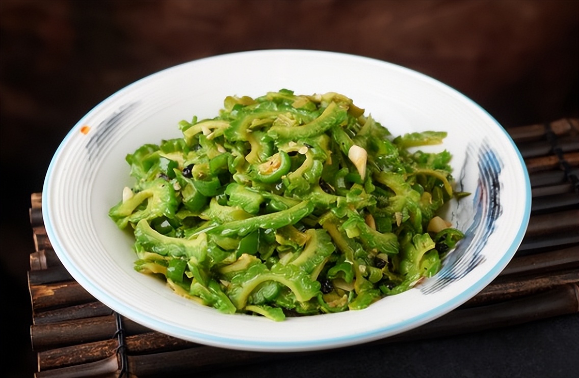 一盘辣椒炒苦瓜,“两母女不幸中毒”!是何原因?