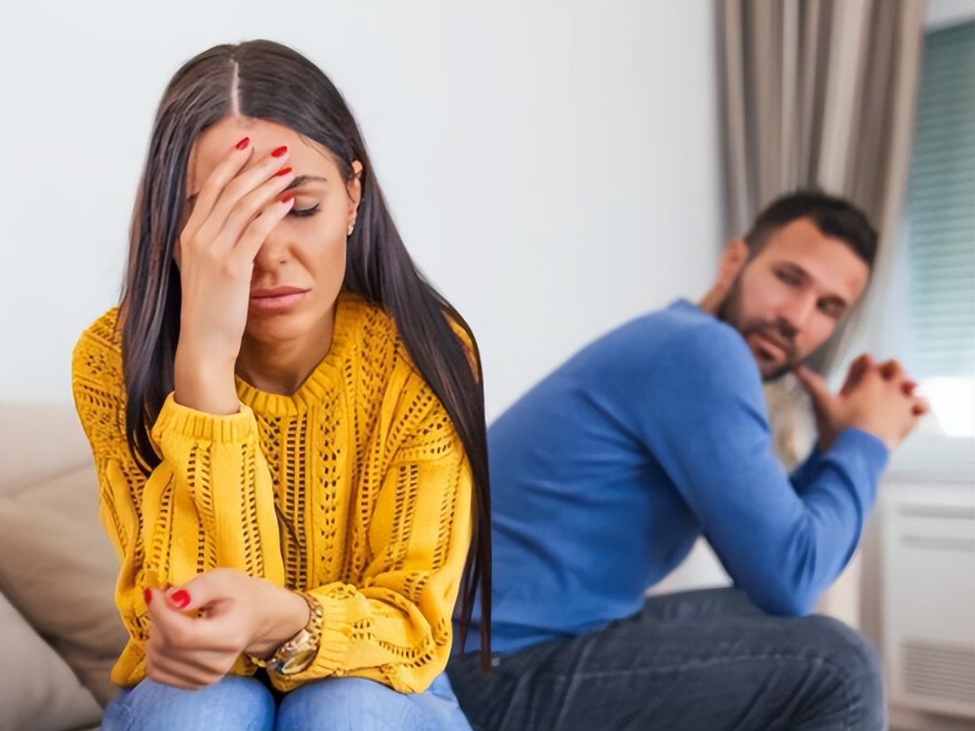 女性腹股沟发黑是什么原因怎么办,女性月经发黑成块状是什么原因