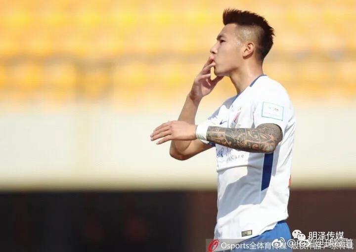 足球运动员被女生暴打,中超球员暴打女孩被拘