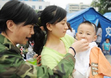 汶川大地震被救的三岁男孩郎铮,汶川地震中的3岁敬礼男孩郎铮