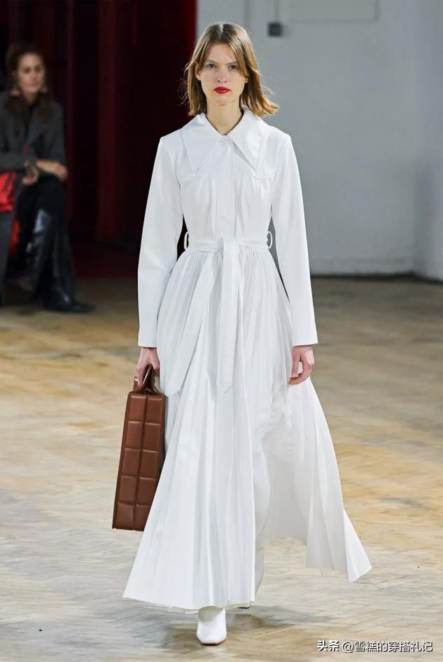衬衫裙也是今年最流行的单品之一,衬衫裙的时髦不止显瘦那么简单
