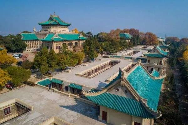 武汉大学被誉为最美大学主要不在于樱花，而在于其建筑和山水园林