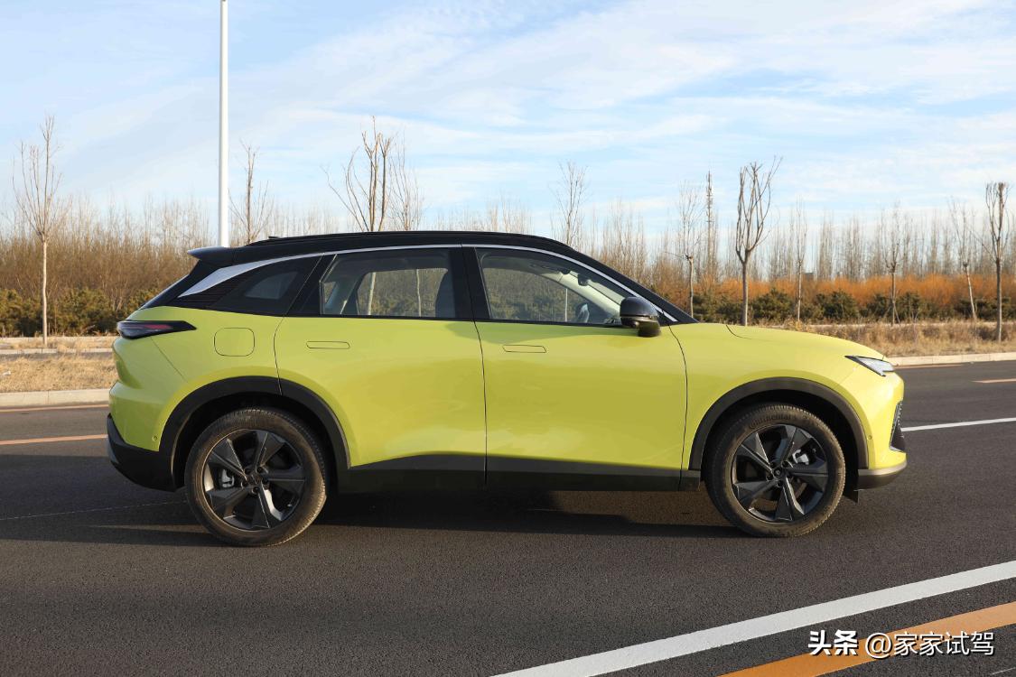 北汽魔方-年轻人的个性科幻座驾