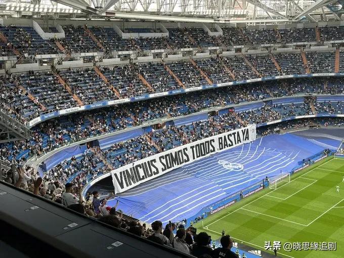 感动哭了！皇马球员全穿20号球衣，声援维尼修斯，巴黎应该好好学