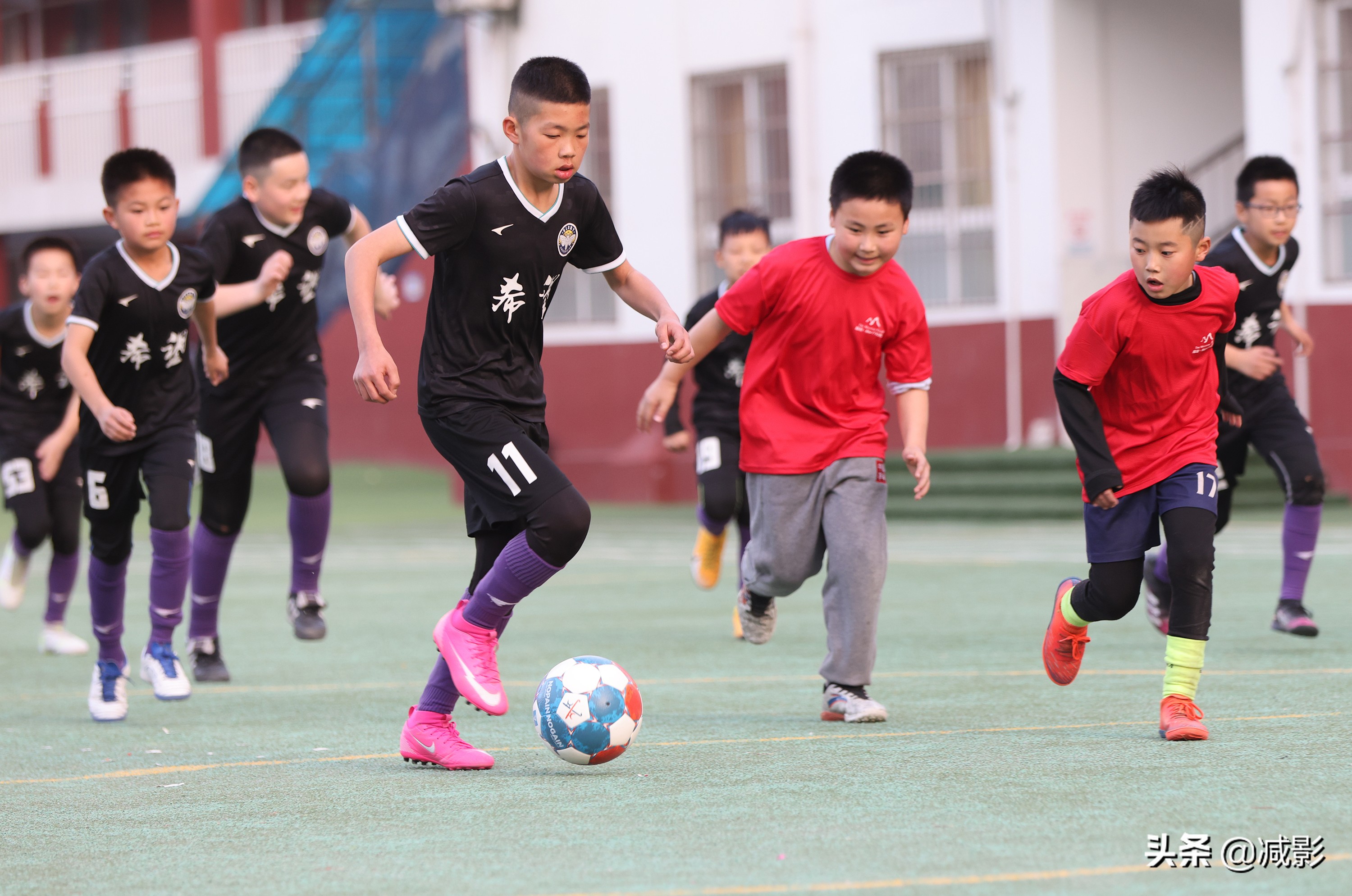 校园里的足球小将,足球场上的小小少年