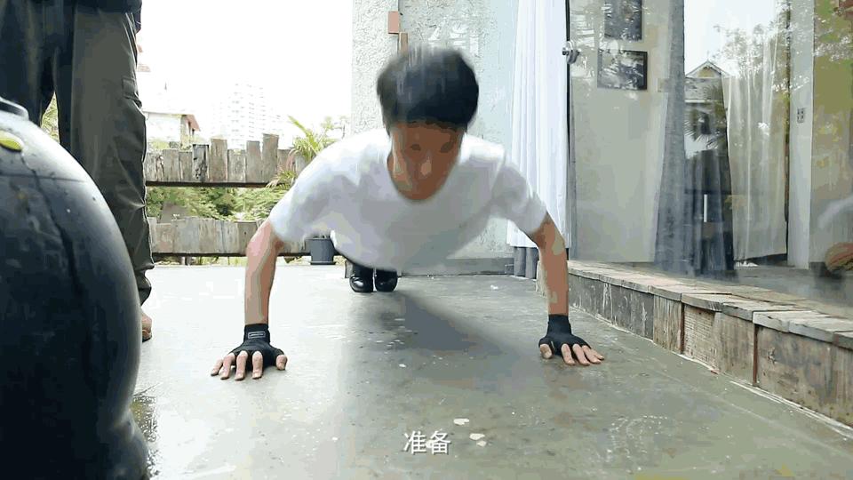 健身有效和健身无效的男演员,男明星无器械健身