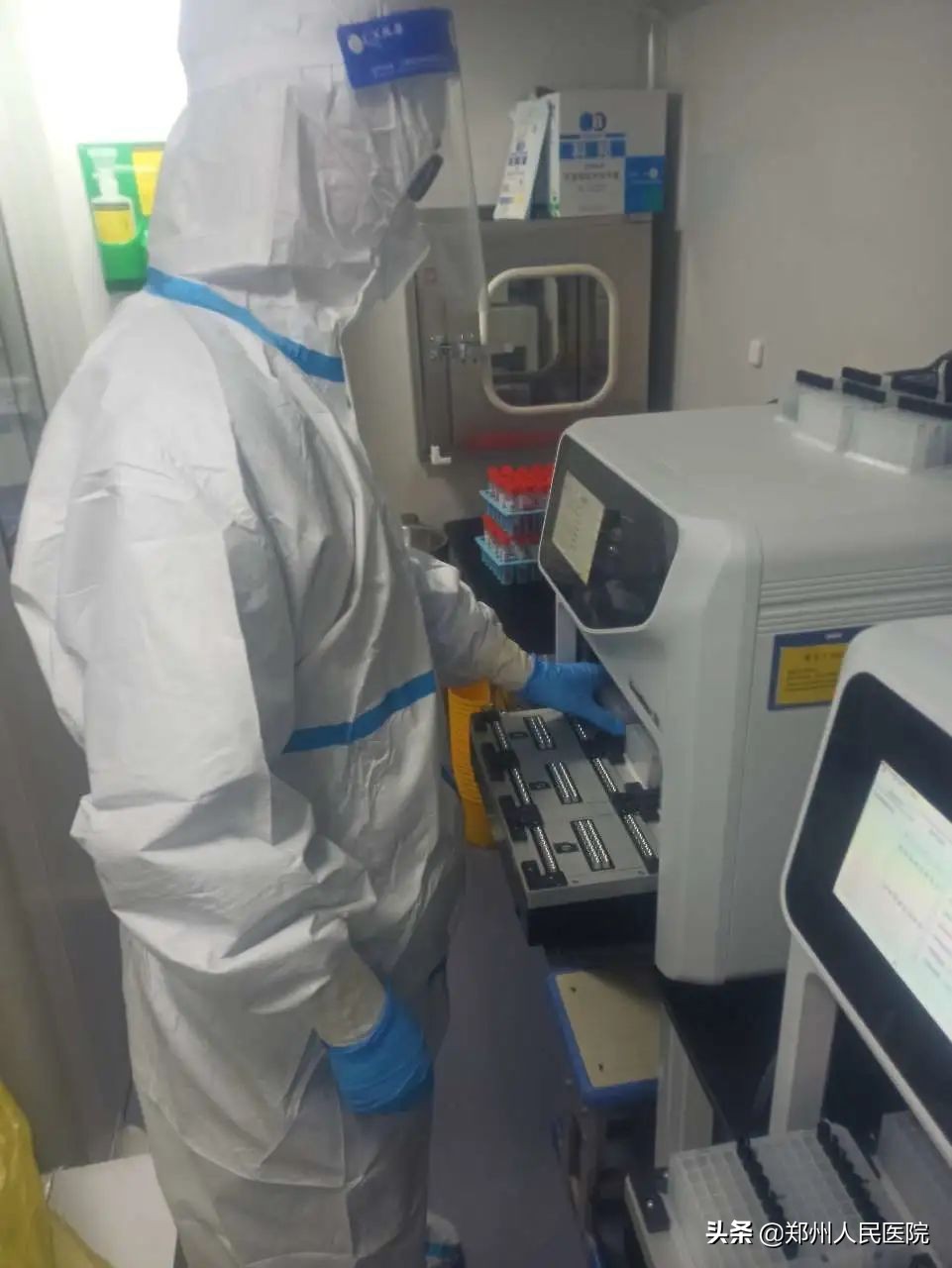 手指烫伤流脓依然坚守一线！小编带你一起到太康“云探班”