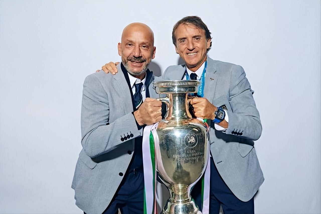 曼奇尼送别维亚利,足坛名宿维亚利离世