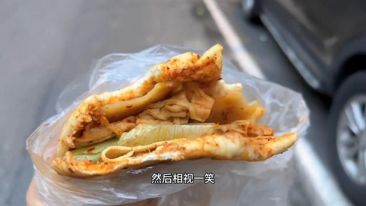 土豆片夹馍和麻辣烫夹馍,麻辣土豆片夹馍夹碎