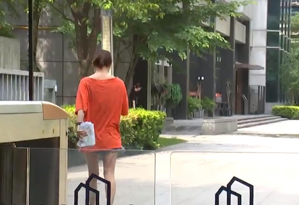 女子凌晨遭醉酒邻居狂踹门后续,醉酒女凌晨砸邻居家门