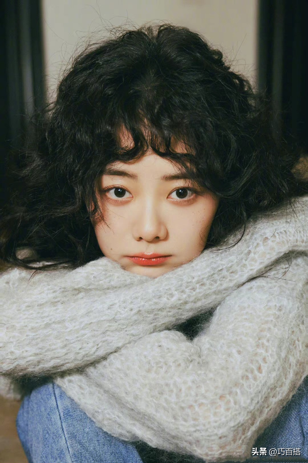 谭松韵印花衬衣搭波浪发摩登复古,谭松韵的衣服搭配春季