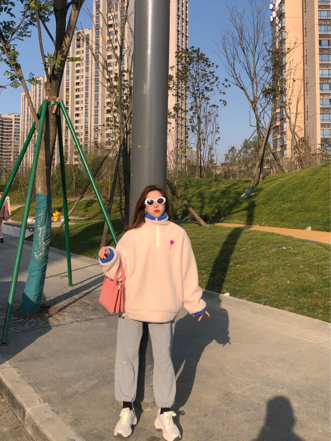 慵懒风羊羔绒卫衣怎么搭配才好看,羊羔绒卫衣冬款怎么搭配才好看