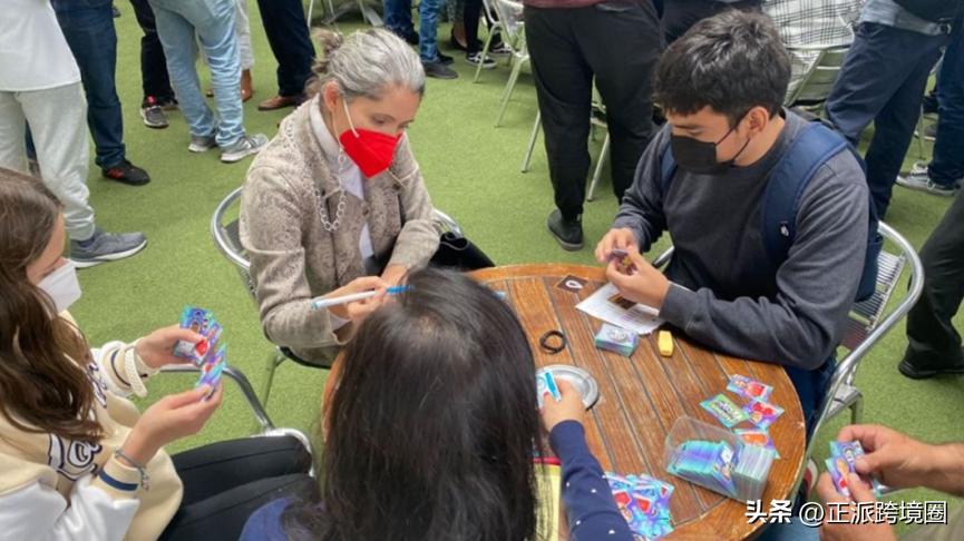 墨西哥大爷不惜千金一掷？世界杯集邮贴纸卡，疯狂收割5亿美元