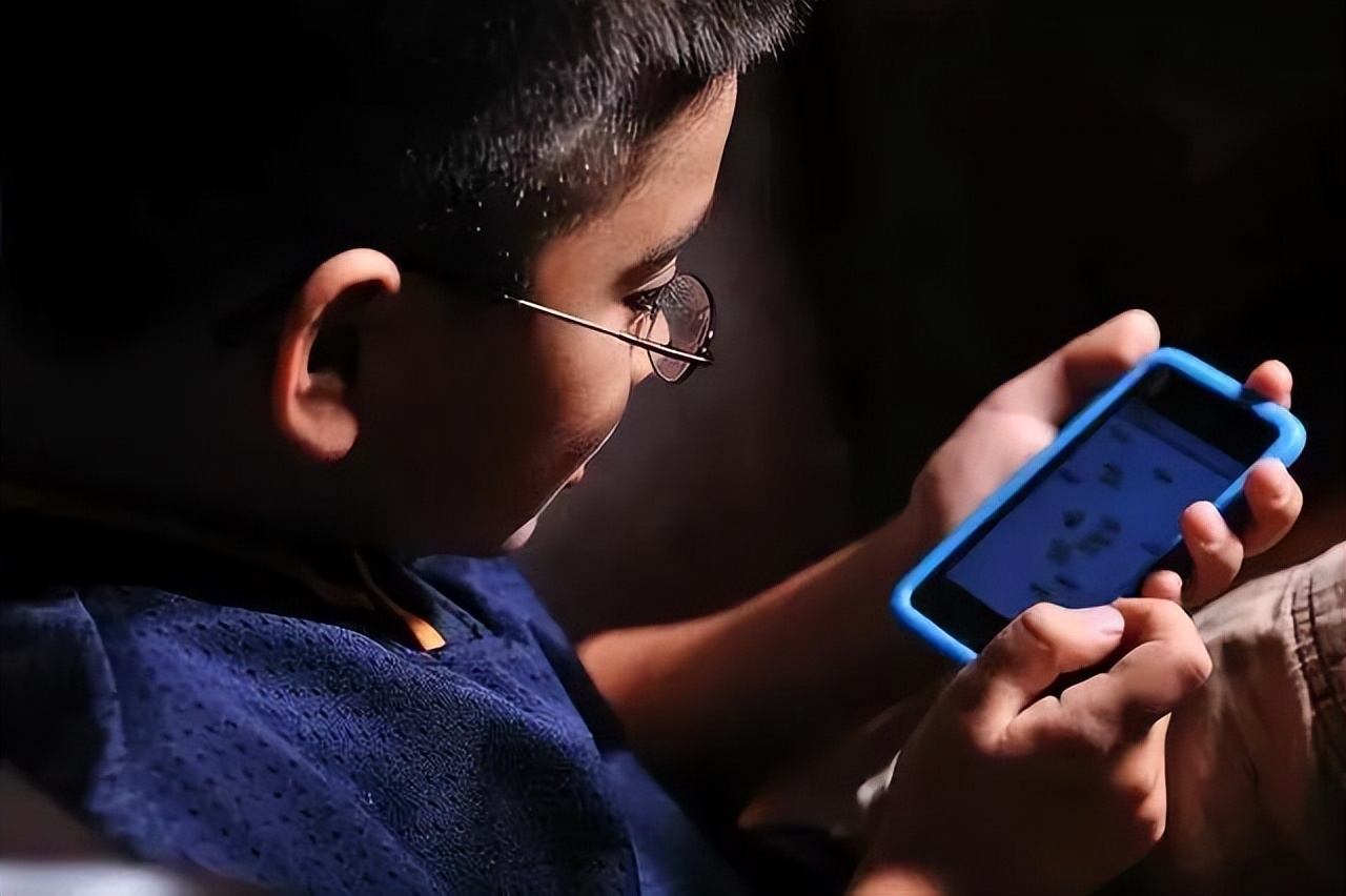 晚上关灯玩手机的危害有哪些,晚上关灯玩手机有什么危害嘛